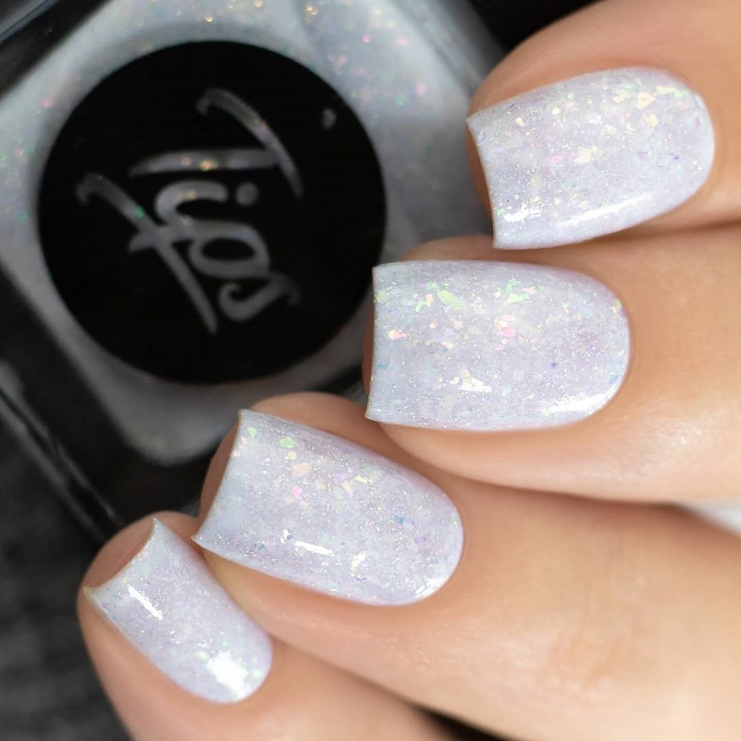 Маникюр с золотыми снежинками