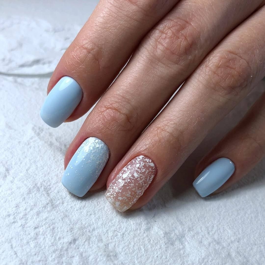 Молочный маникюр с блестками