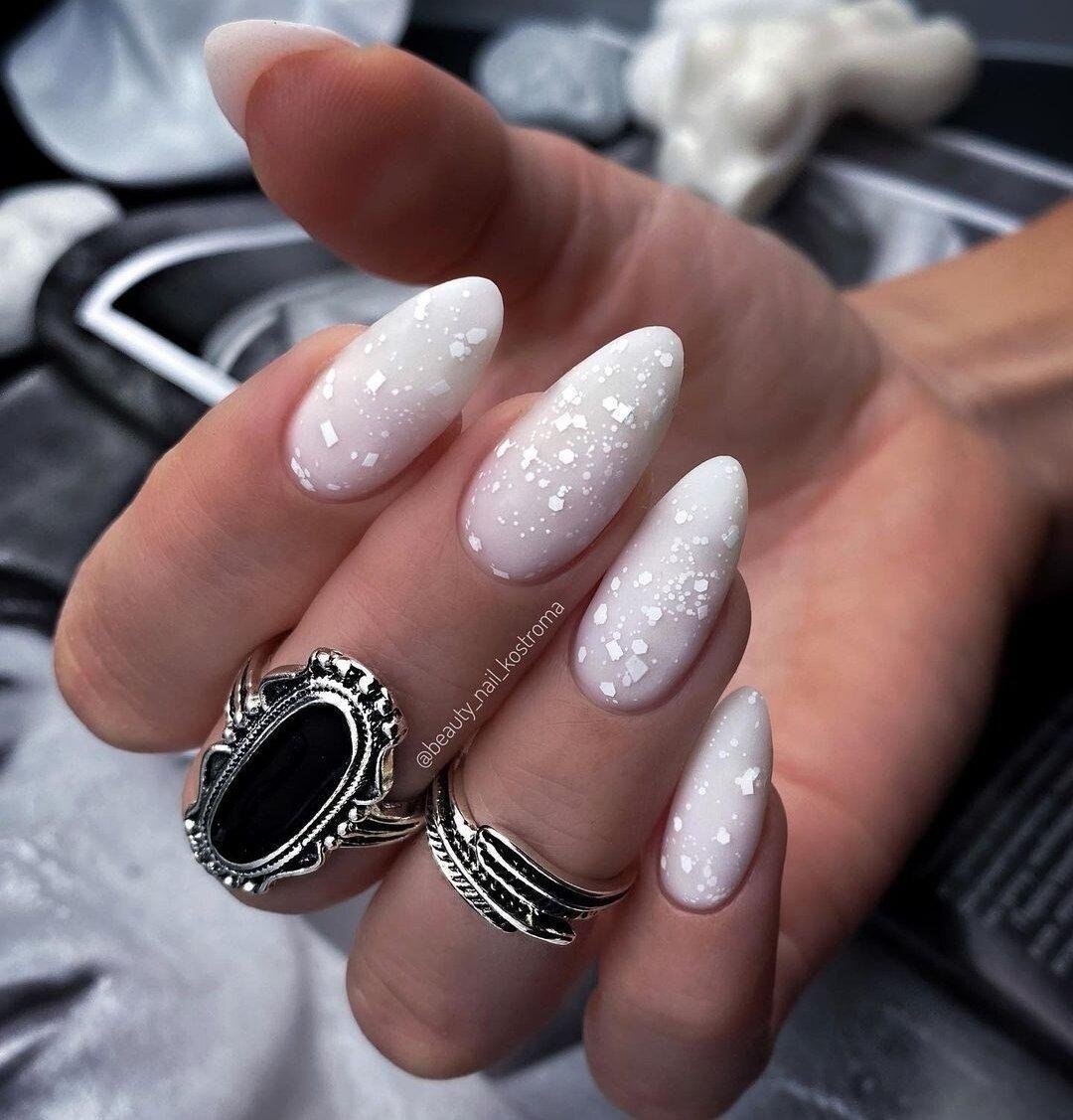 Маникюр белый с блеском