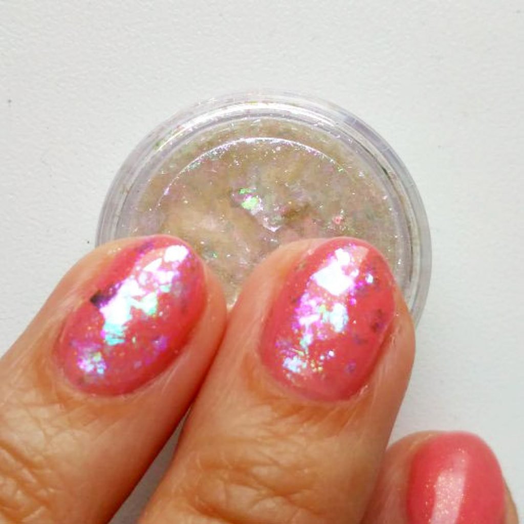 Маникюр с зелеными хлопьями