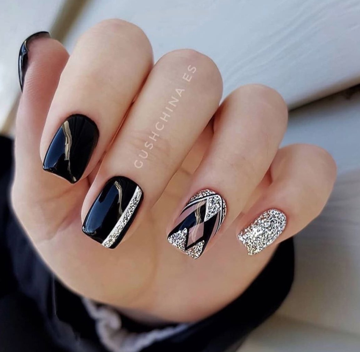 Ногти чёрные с серебром и золотом