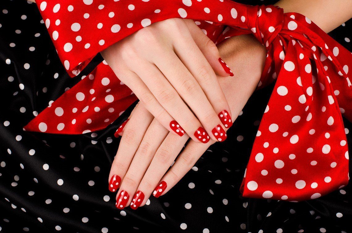 Маникюр красный с черным