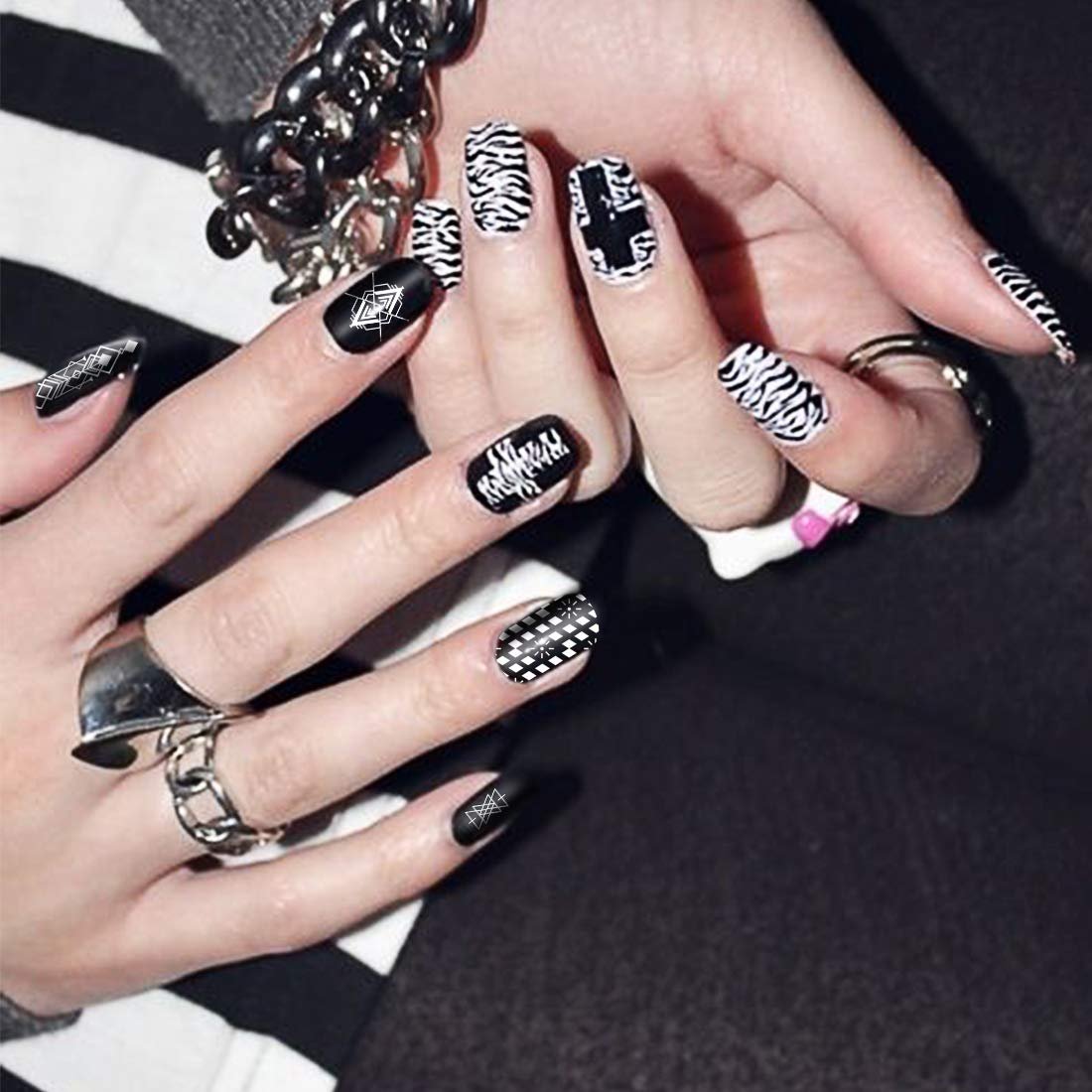 Маникюр к синему платью