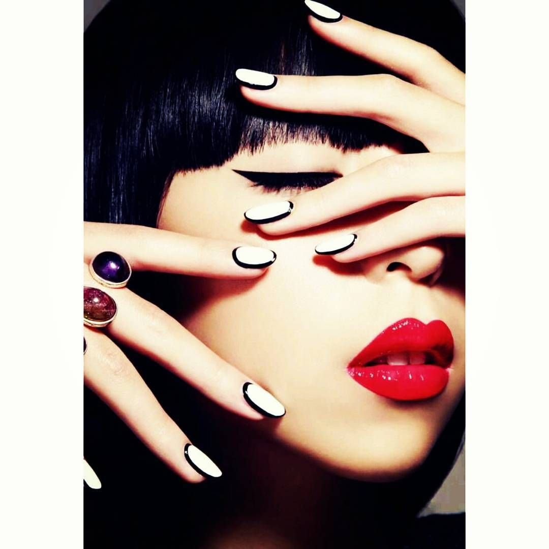 Маникюр чёрный матовый с золотом