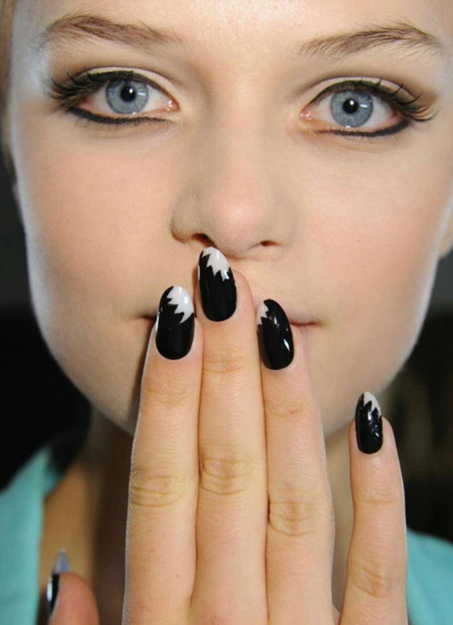 Белый маникюр с черным безымянным пальцем