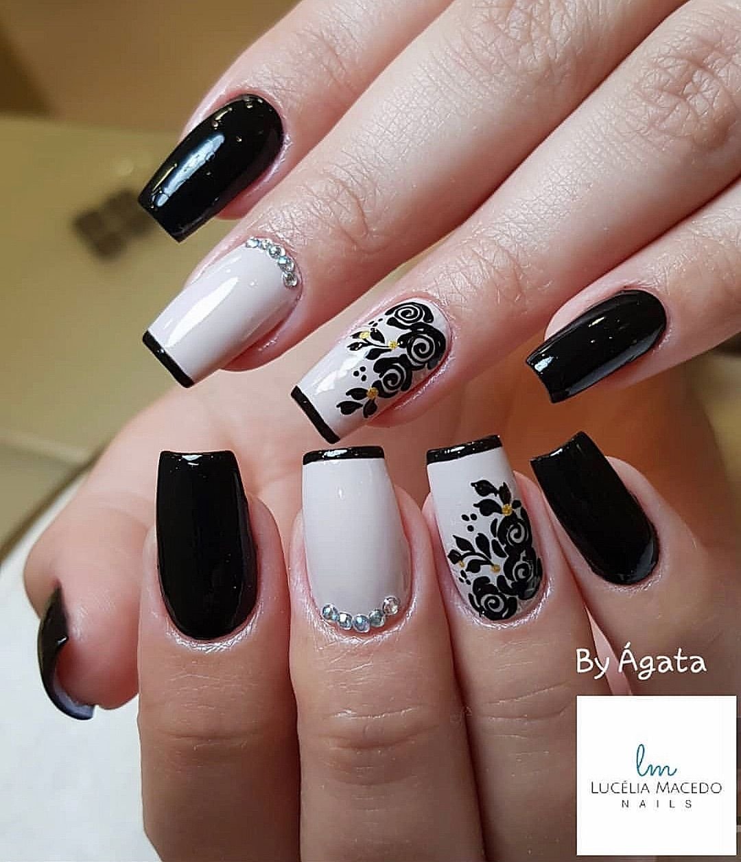 Черный маникюр