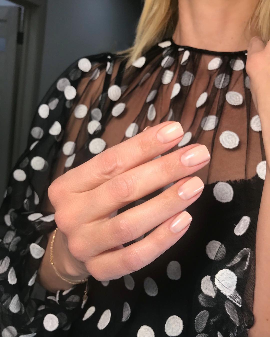 Маникюр черный в белый горошек