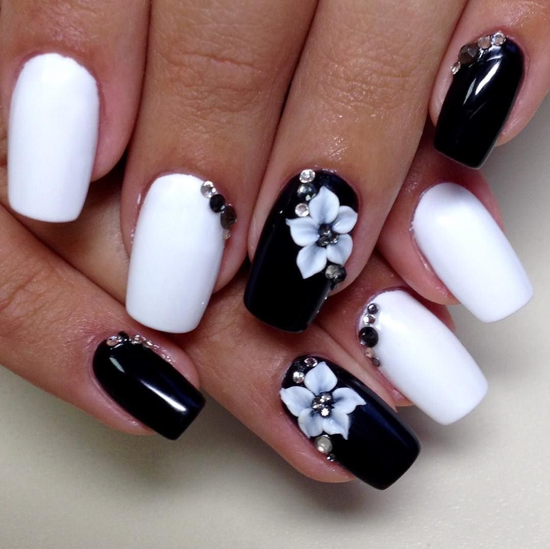 Черный маникюр с камушками