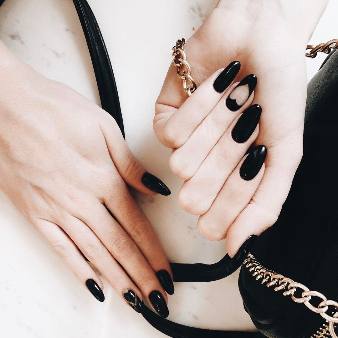 Маникюр под черно белое платье