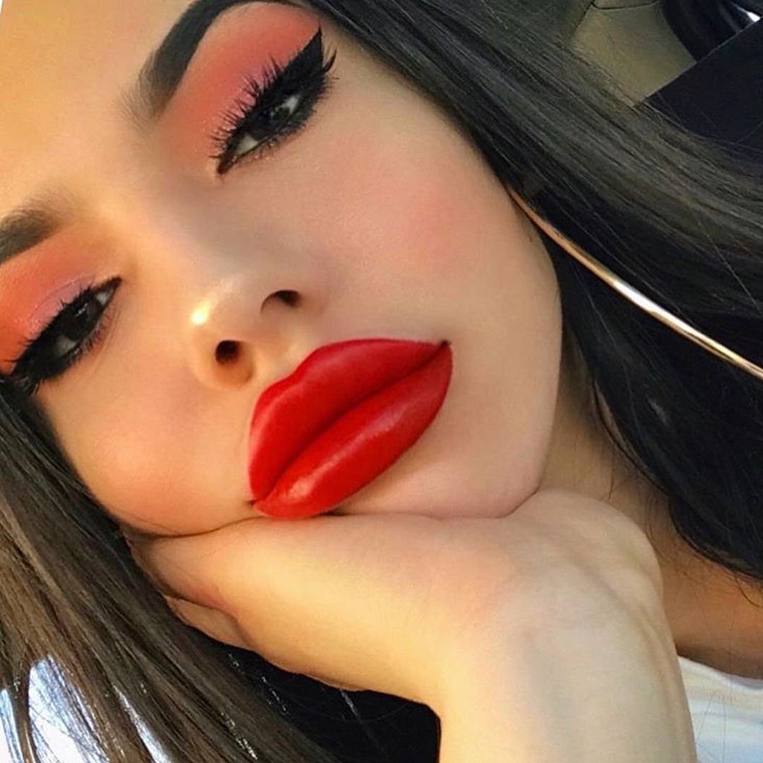 Девушки с накрашенными глазами