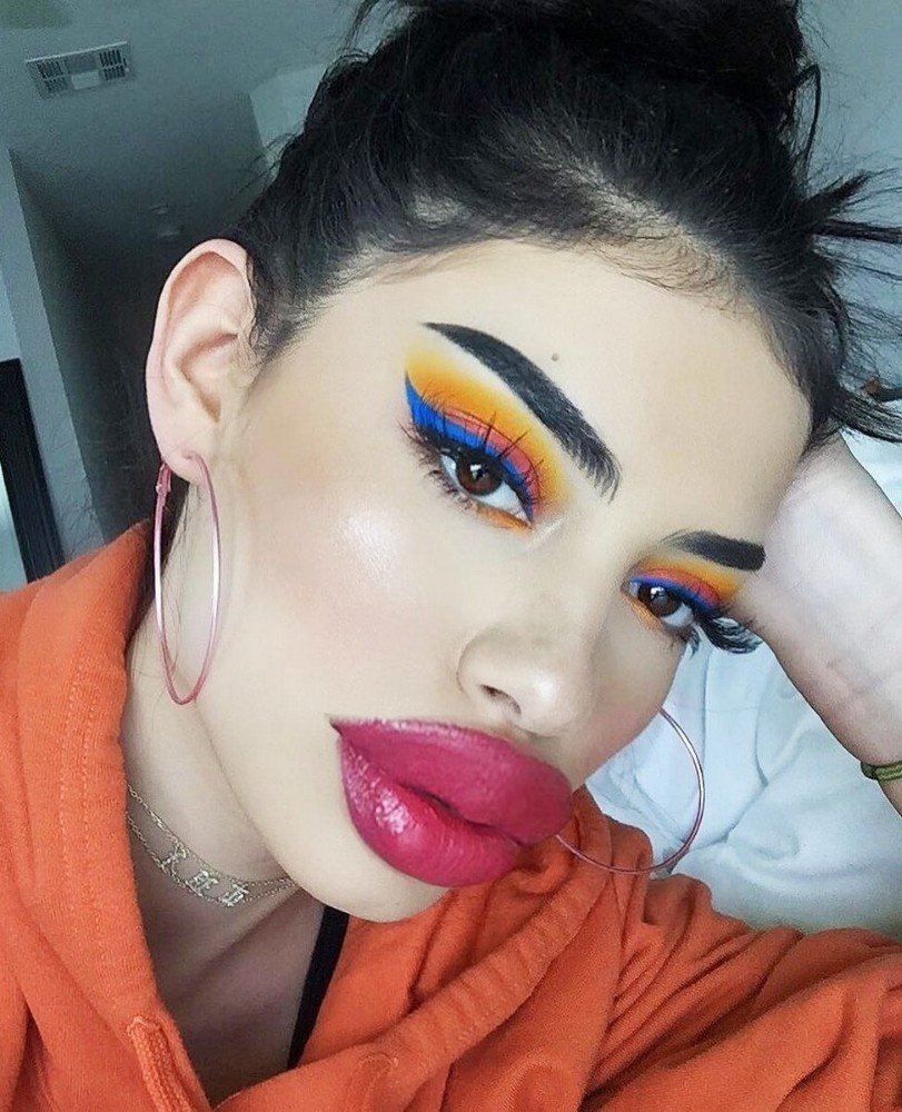 Яркий макияж с блестками