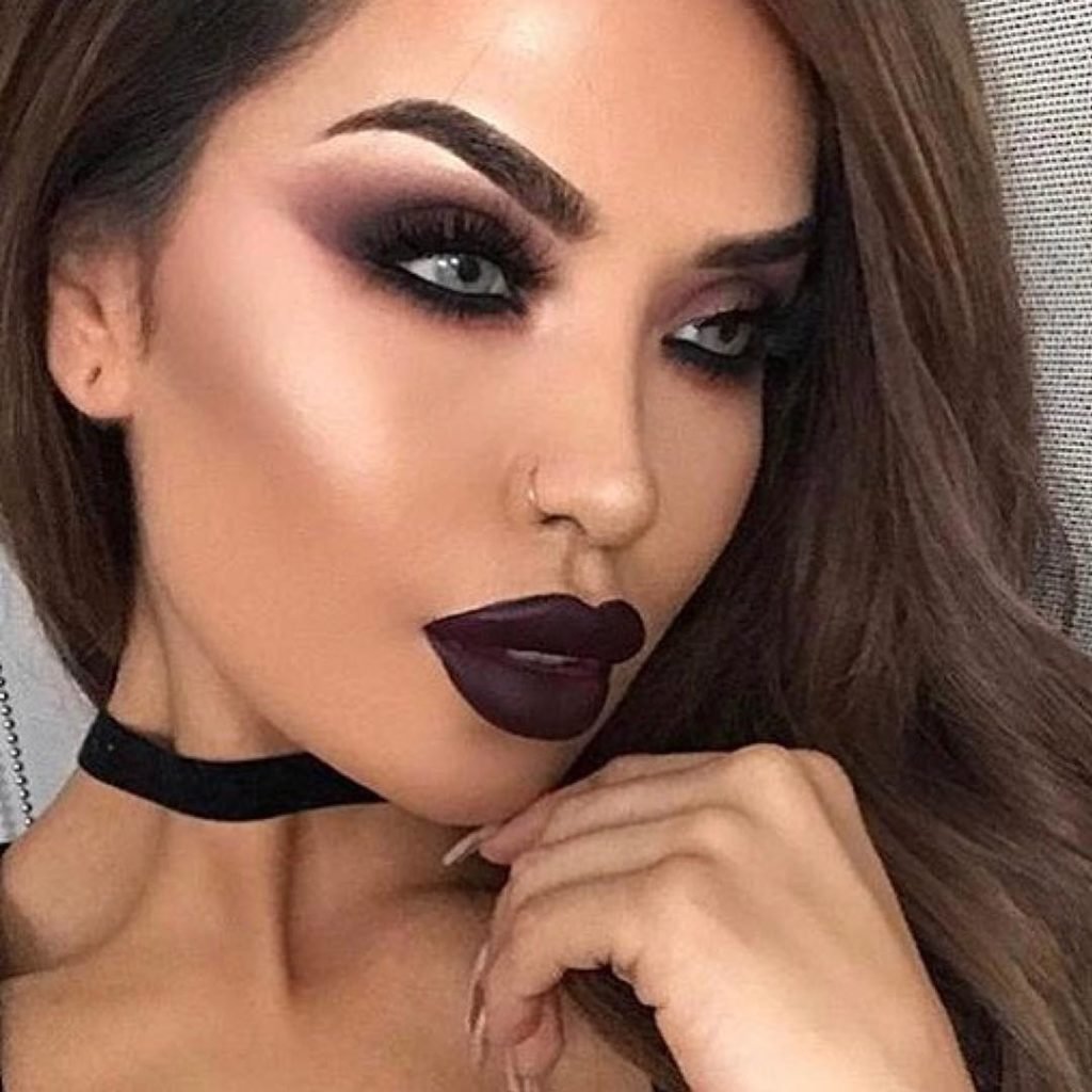 Накрашенная девушка