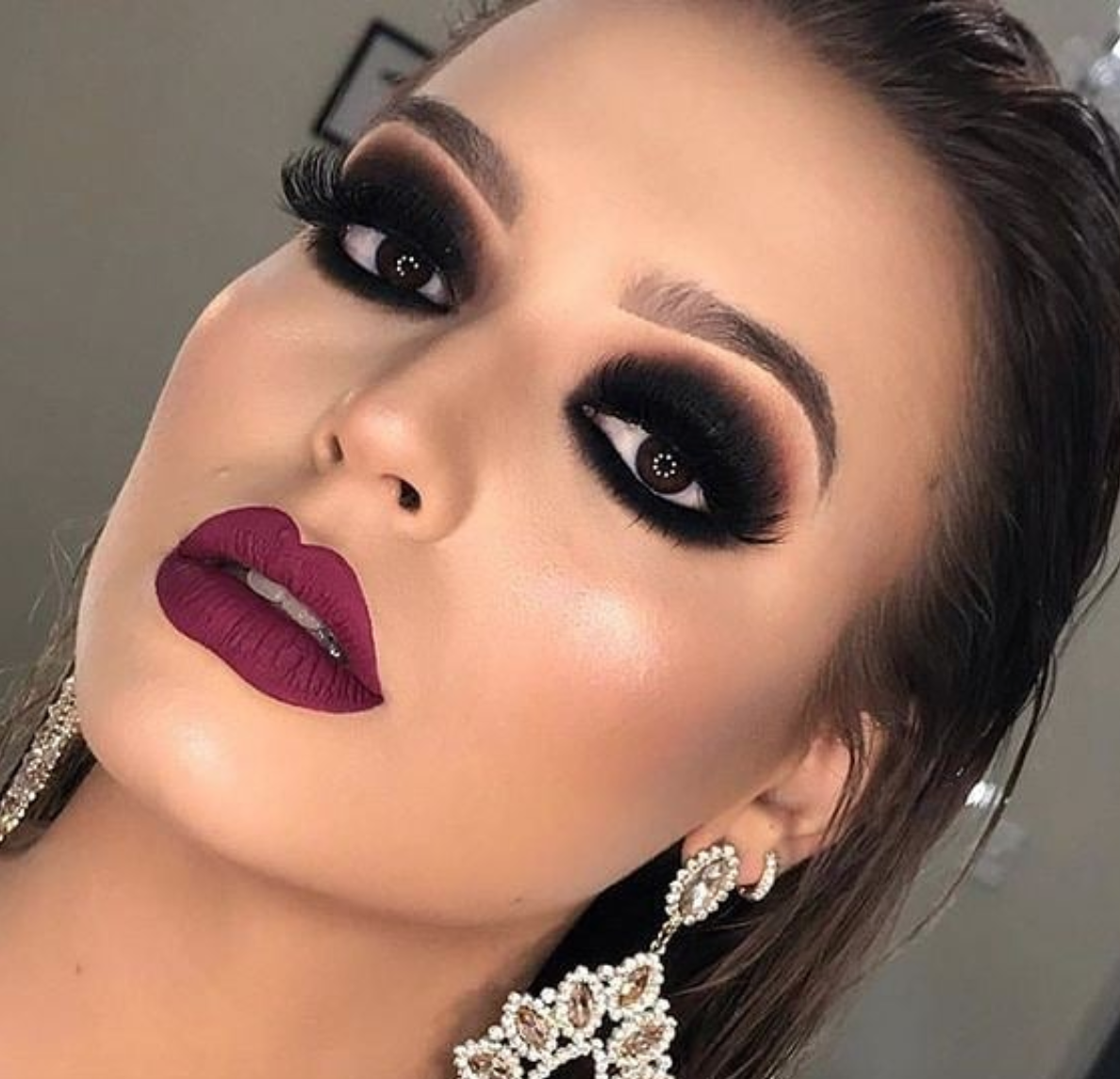 Макияж Смоки айс с красной помадой