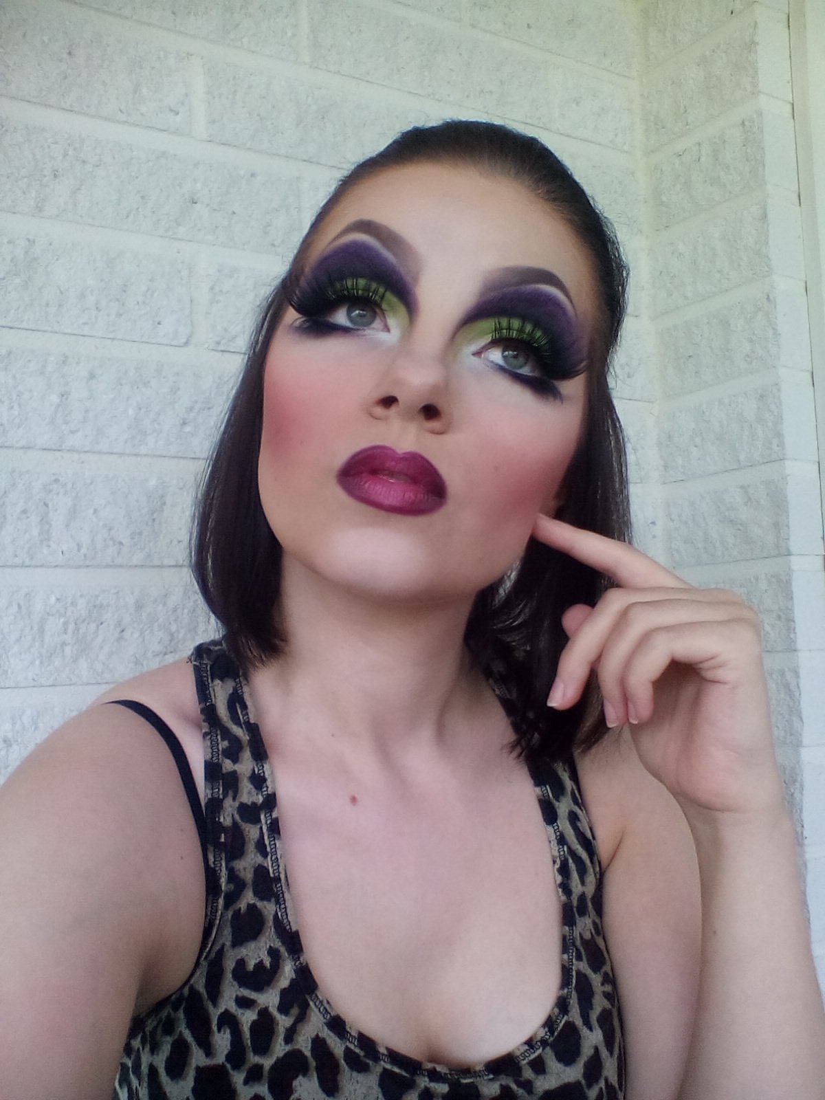 Темная окраска век