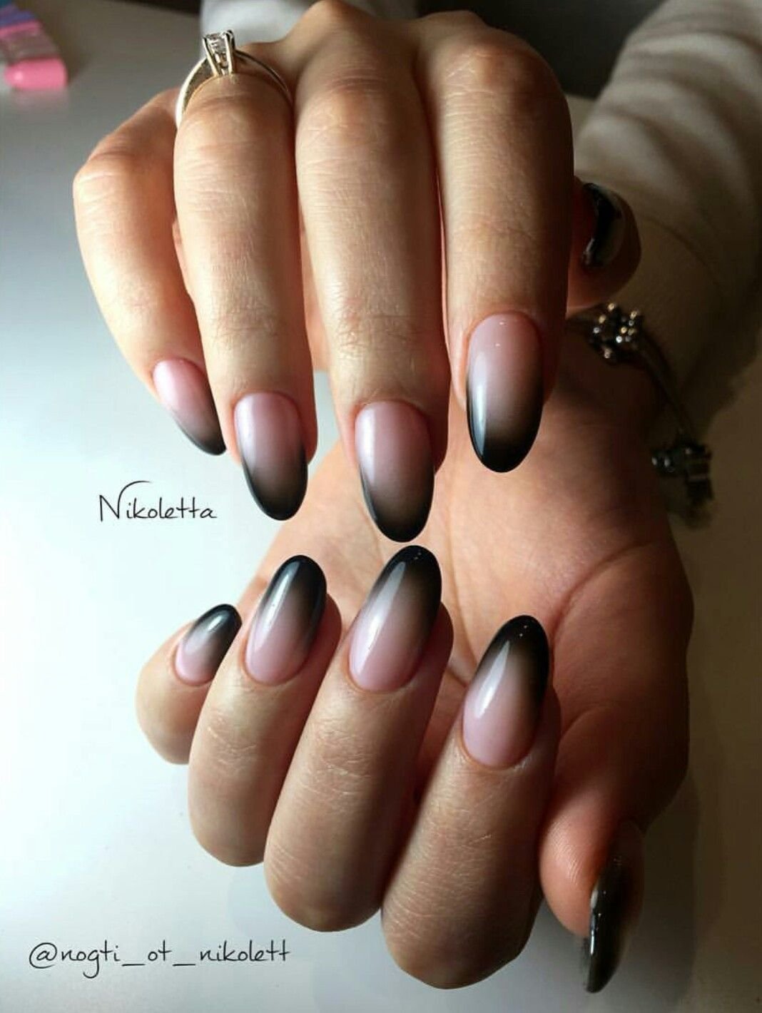 Маникюр градиент бежевый с черным