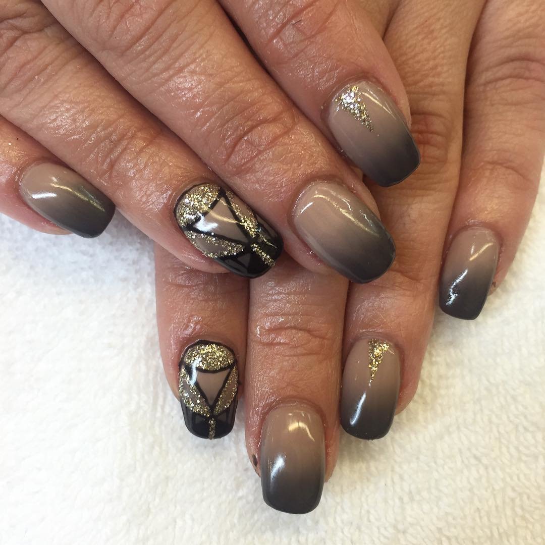Маникюр коричневый с черным