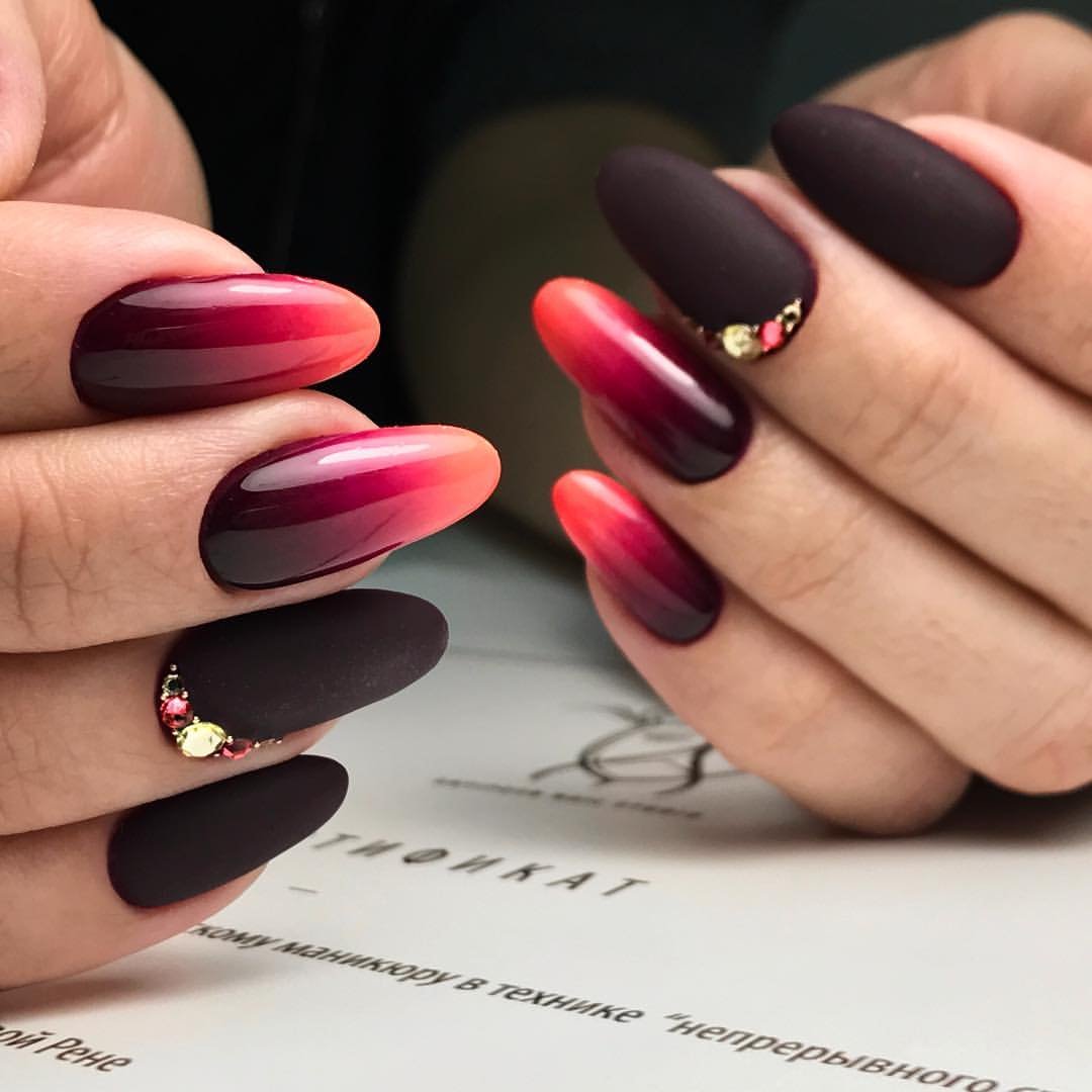 Маникюр омбре бежевый с блестками