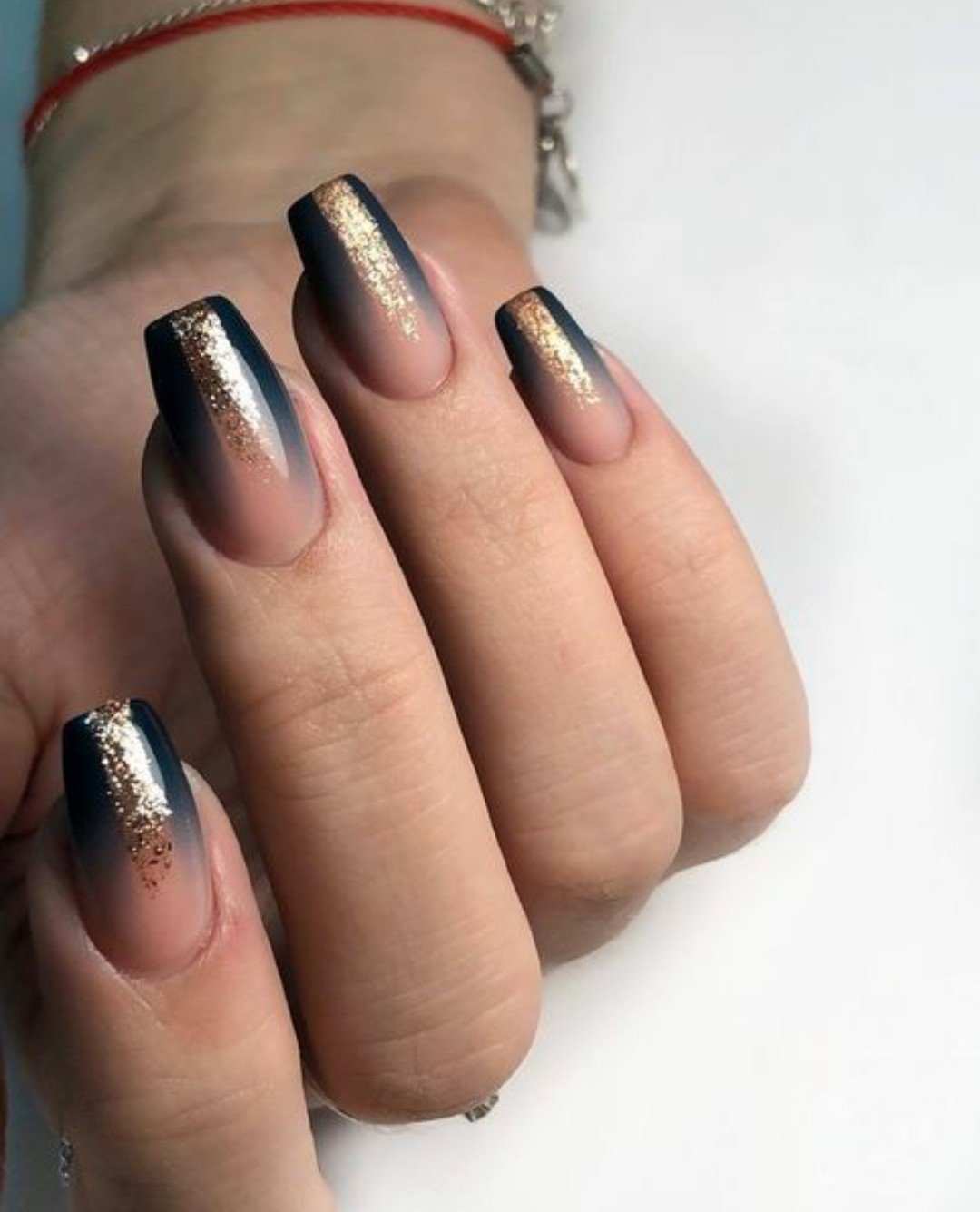 Маникюр коричневый с блестками