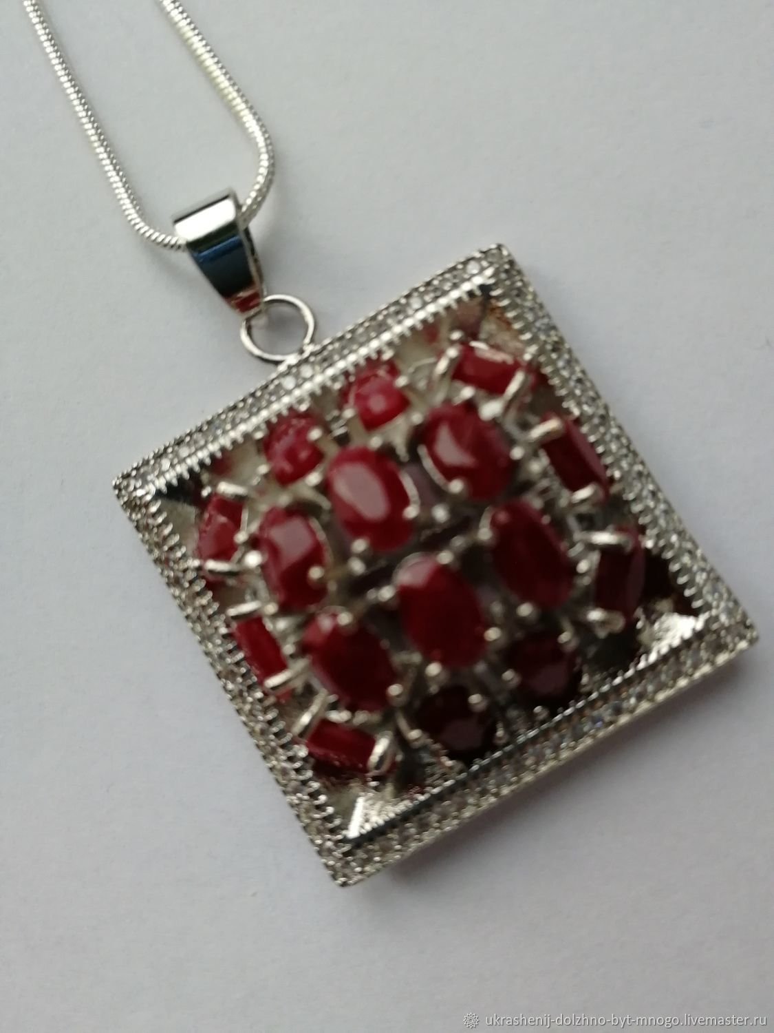 Подвеска с красным камнем