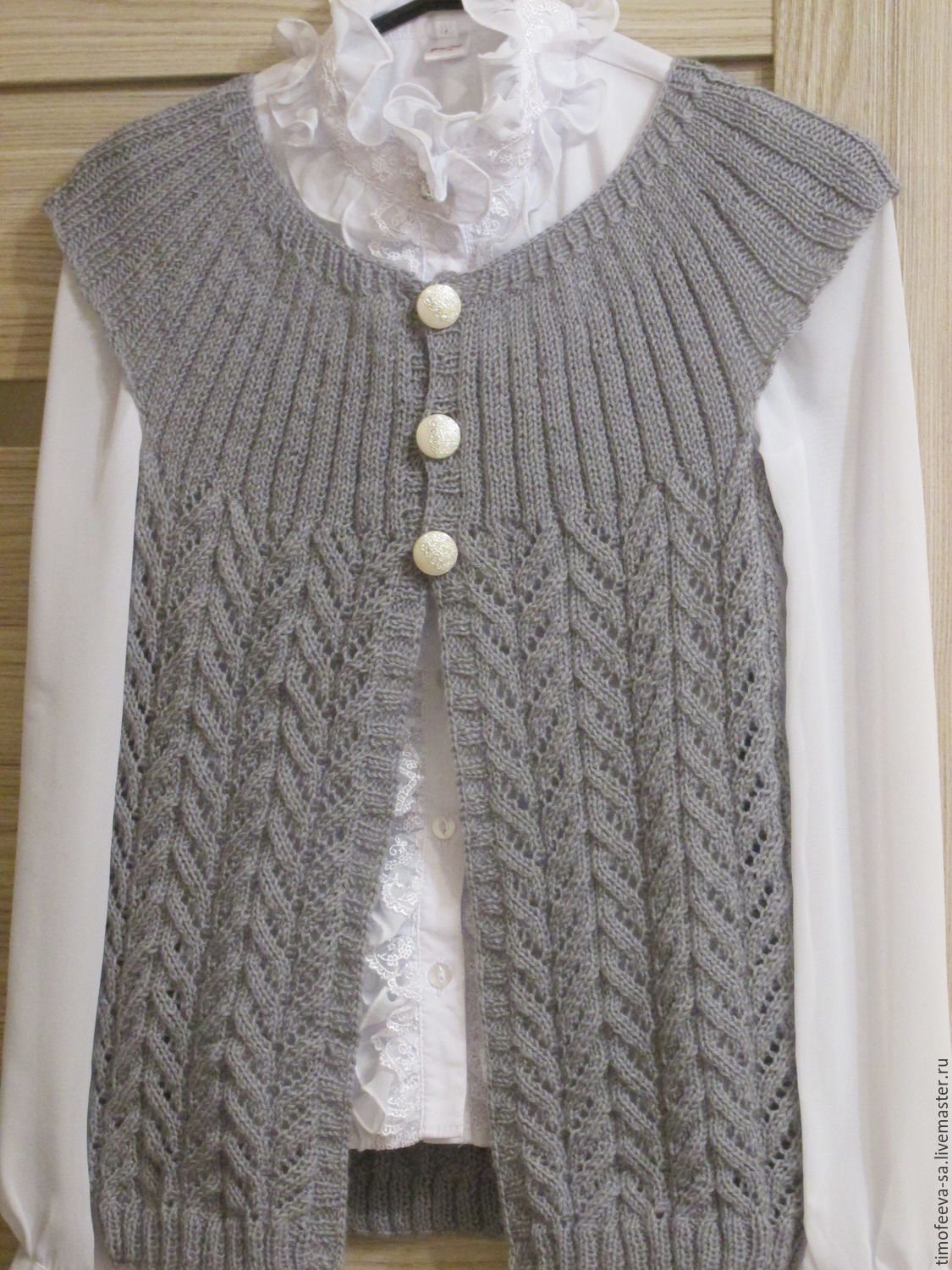 Детская вязаная жилетка для мальчика