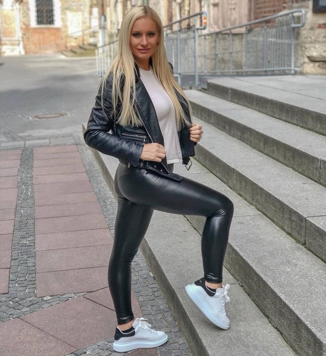 Девушки в леггинсах и кроссовках