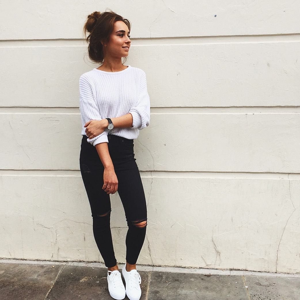 Бежевый свитер белые джинсы