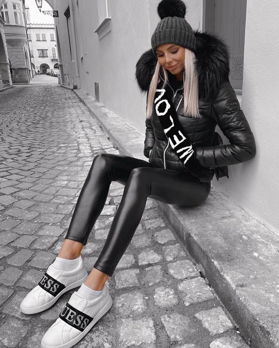 Девушки в лосинах и босоножках