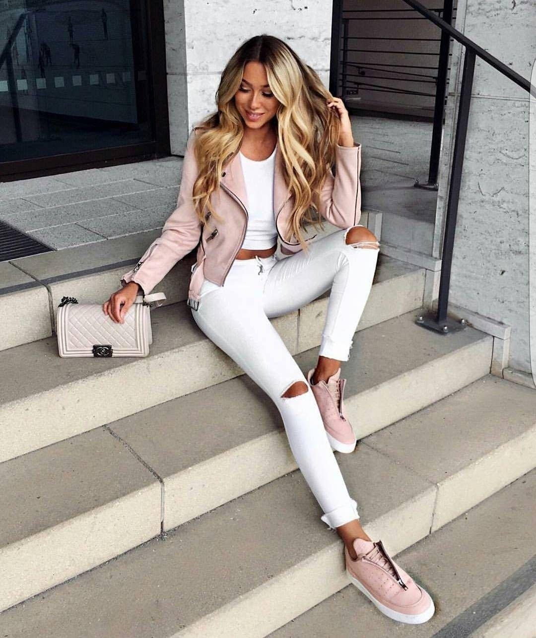 Белая туника с черными лосинами