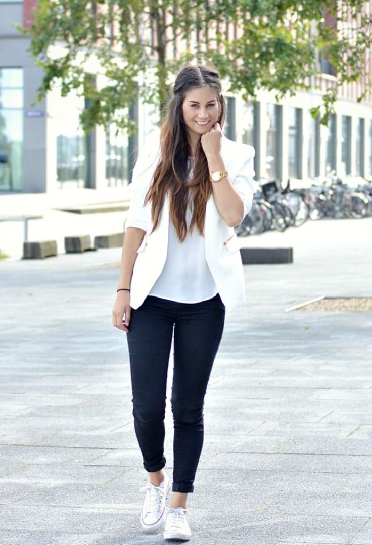 Черные джинсы с каблуками