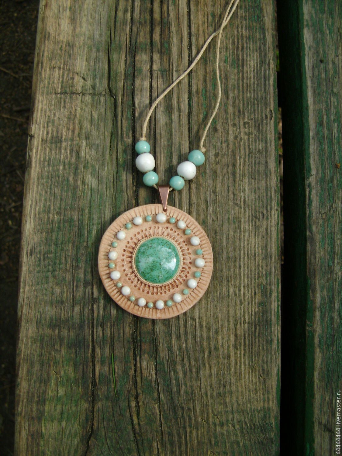 Медальон из глины