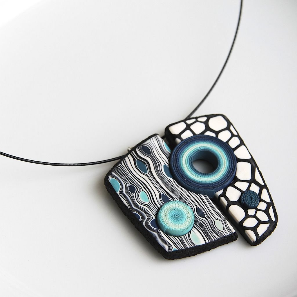 Подвески из глины