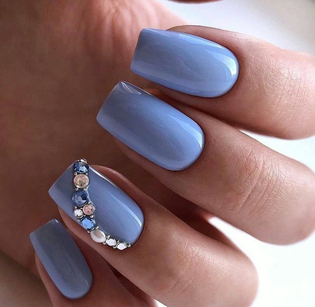 Маникюр в голубых оттенках