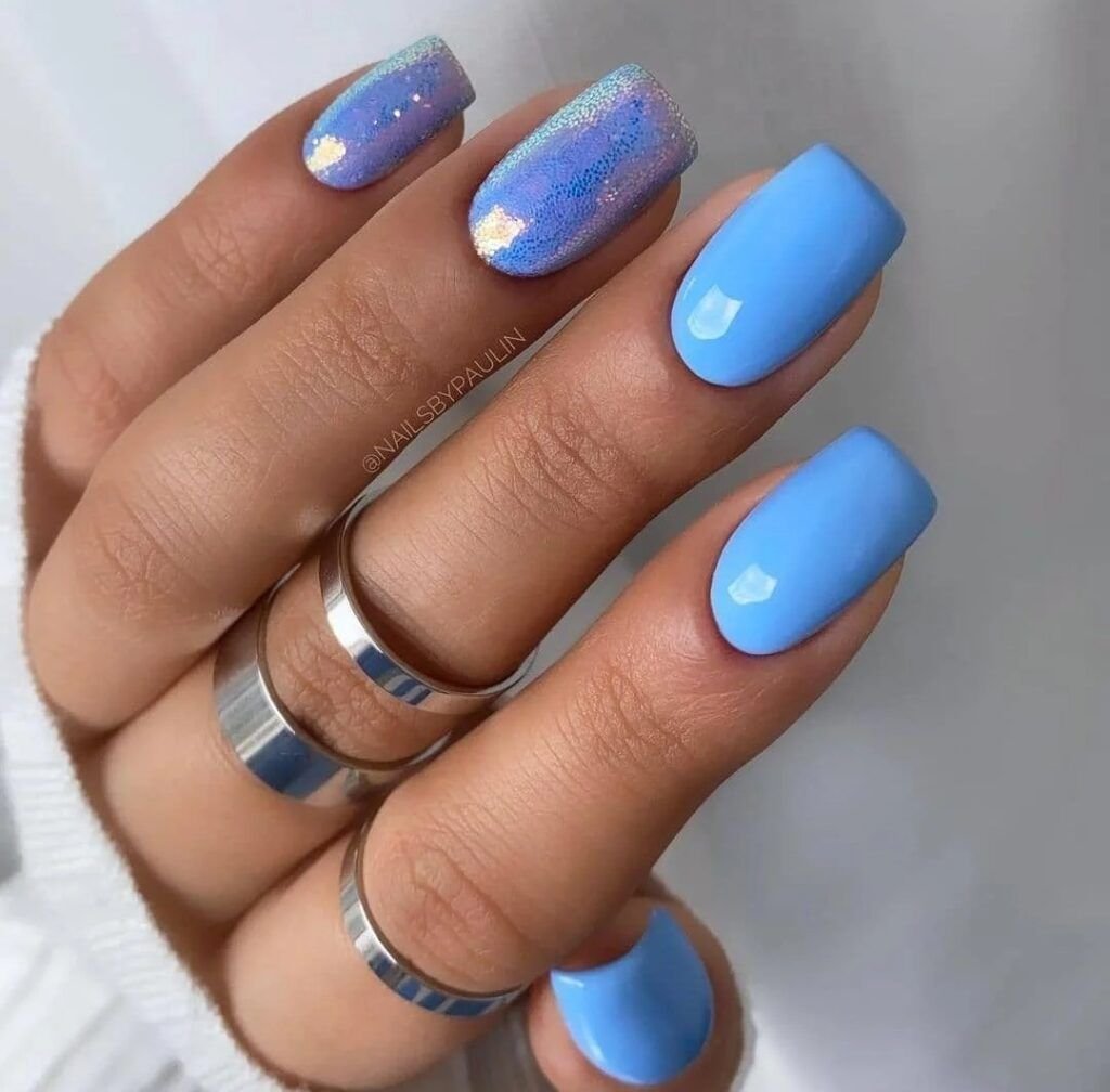Голубой маникюр 2022-2023