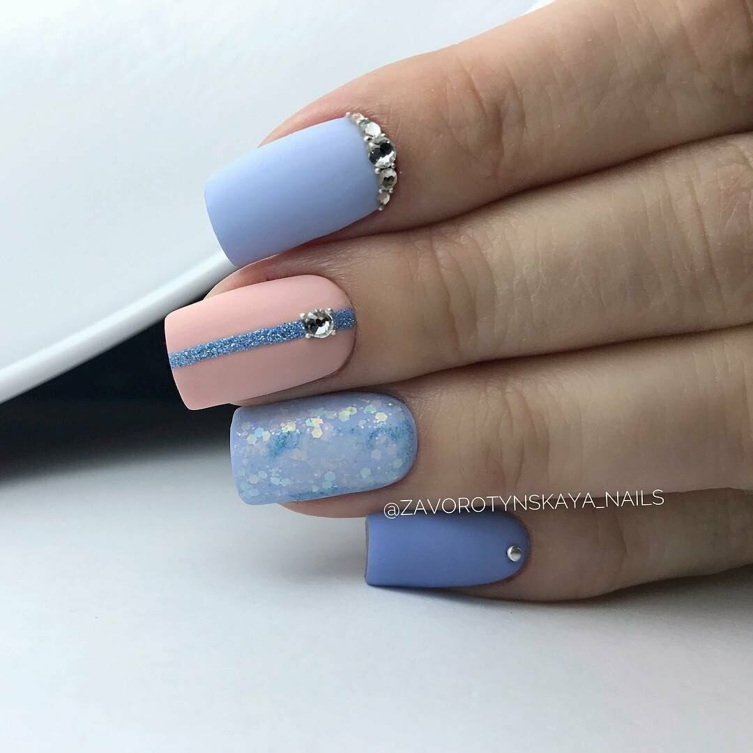 Маникюр розовый с голубым и серебром
