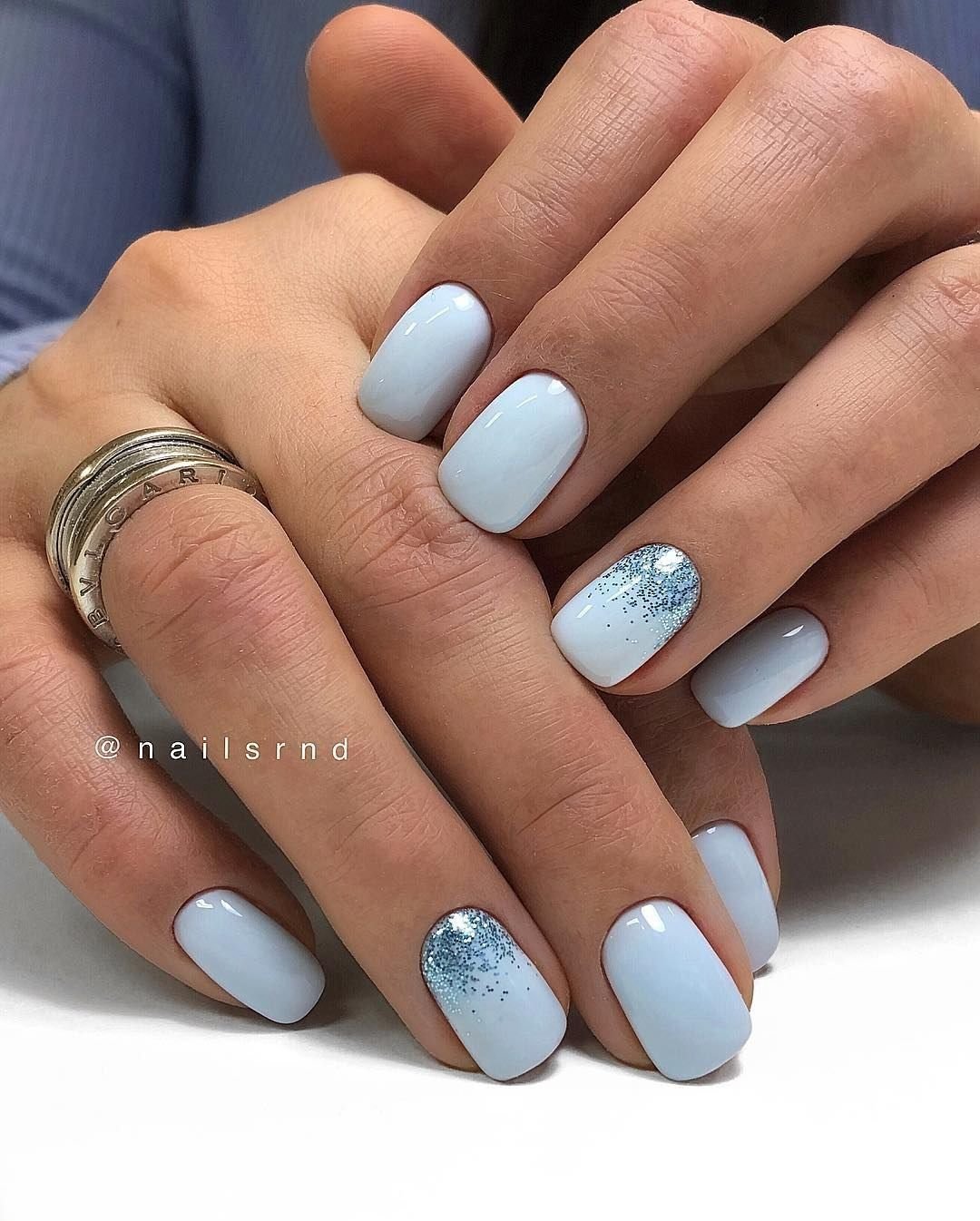 Маникюр в голубых тонах на короткие ногти