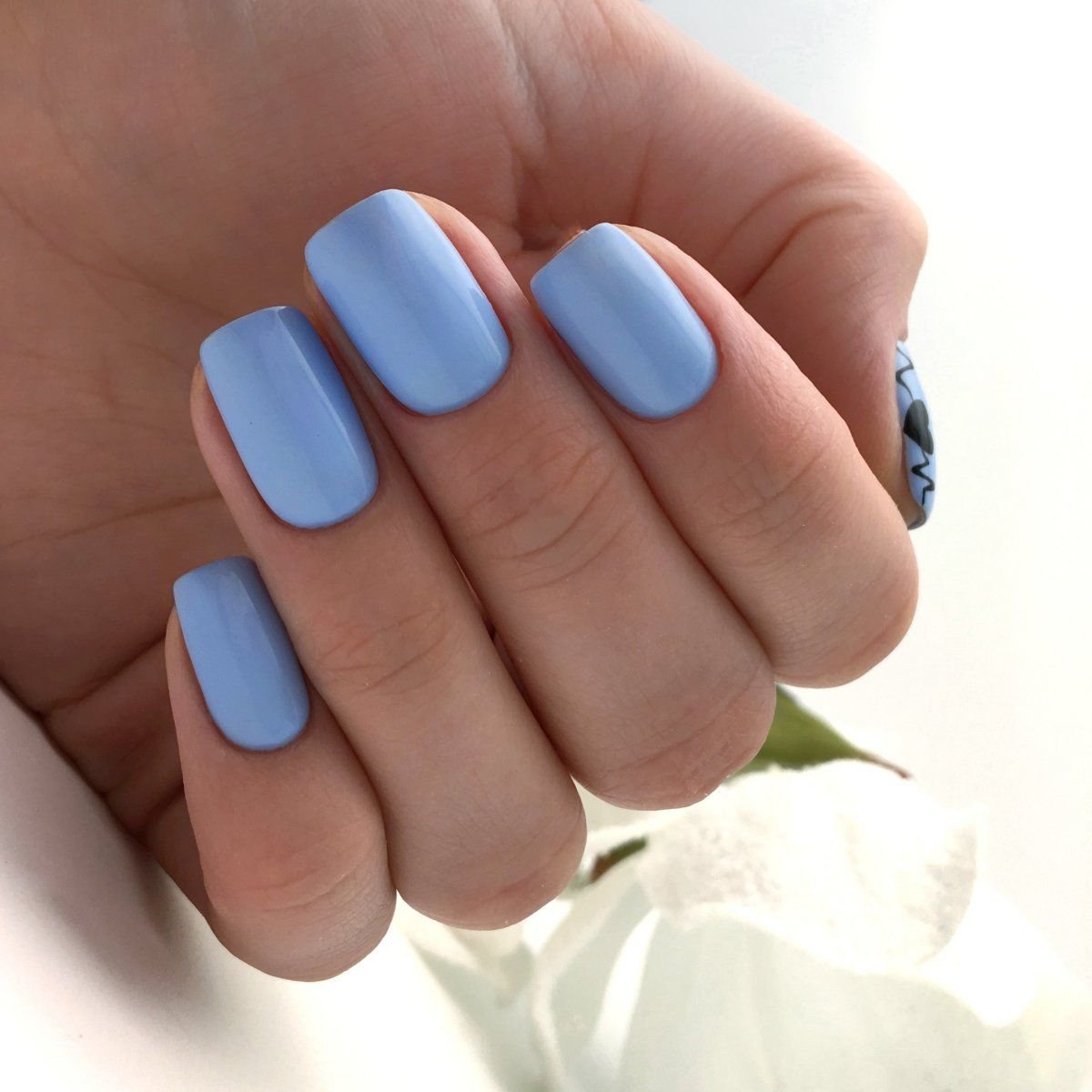 Голубой маникюр 2021