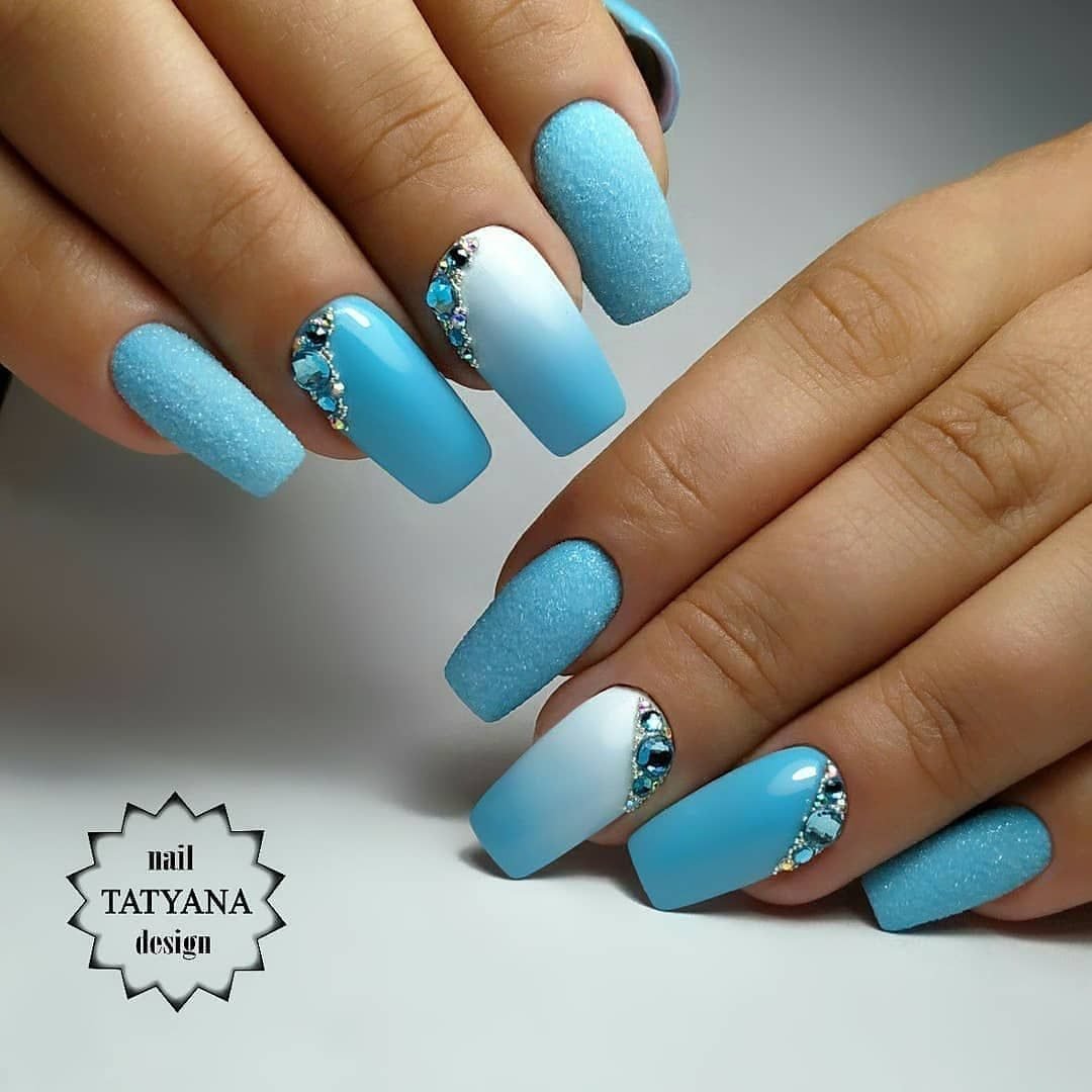 Маникюр голубого цвета