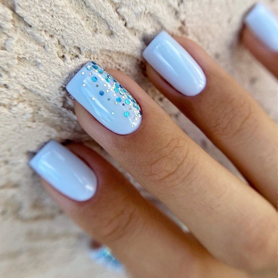 Нежно голубой маникюр