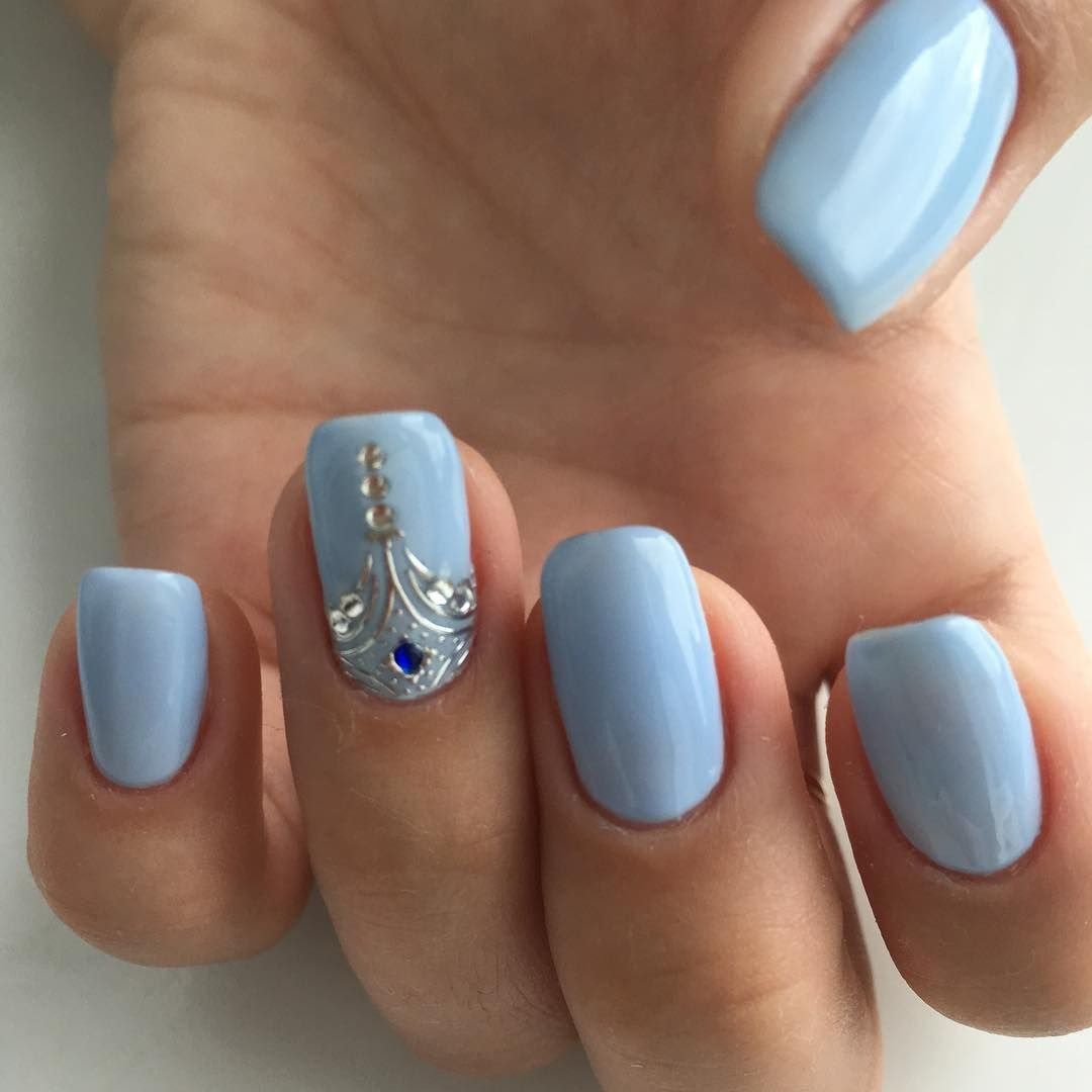 Голубой маникюр