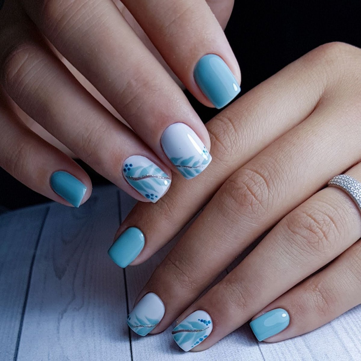 Голубой маникюр на короткие ногти