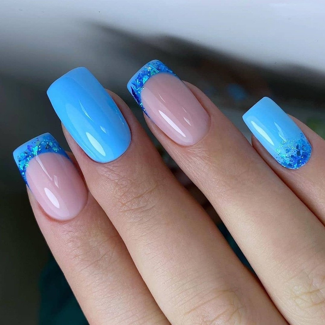 Голубой маникюр