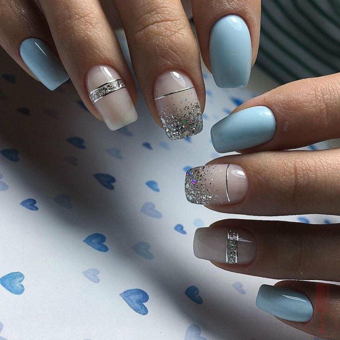 Маникюр серебристый с голубым