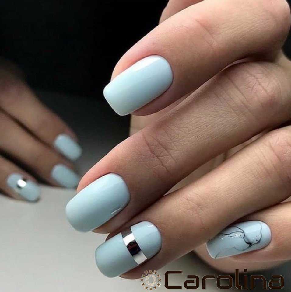 Голубой маникюр