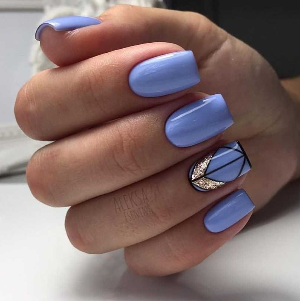 Голубой маникюр с геометрией