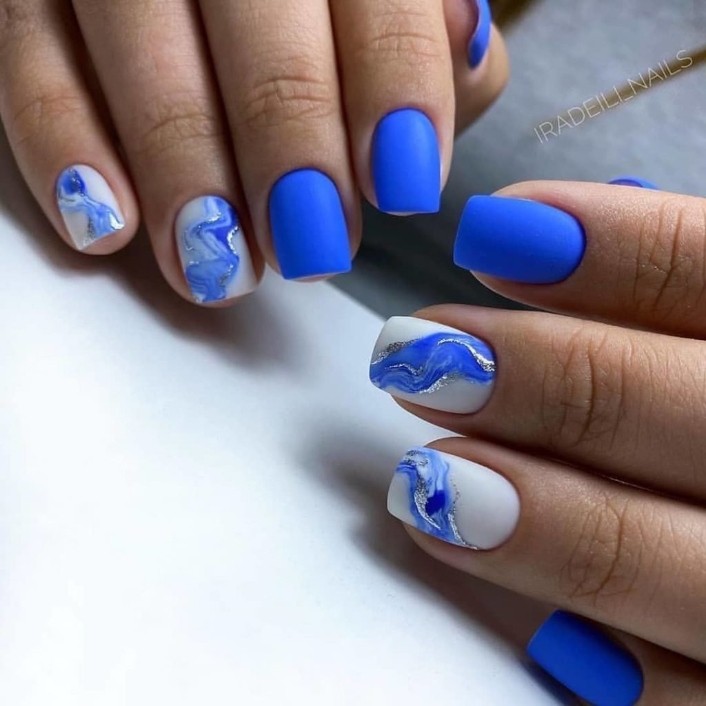 Сине голубой маникюр