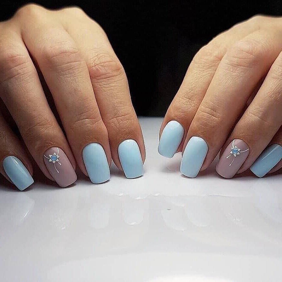 Голубые ногти