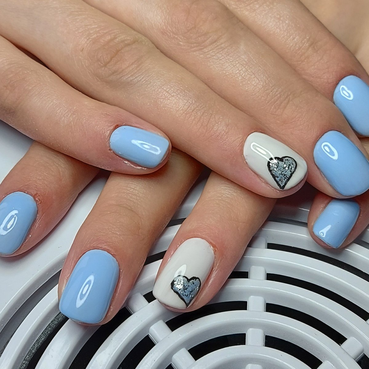Голубой маникюр