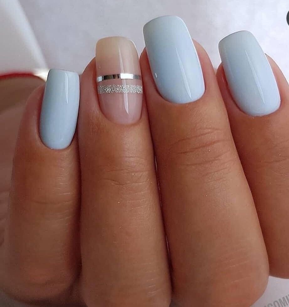 Маникюр нюд с голубым