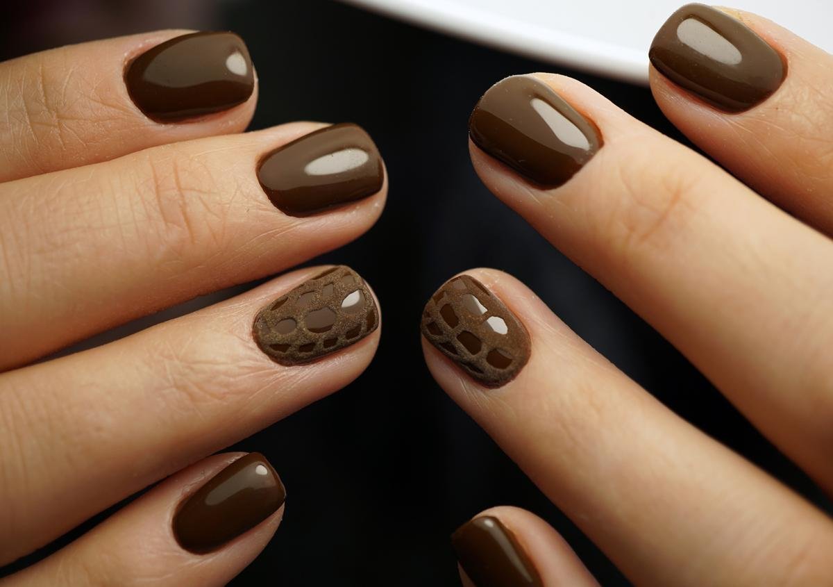 Коричневый маникюр