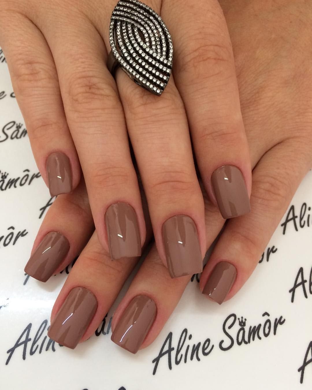 Маникюр в бежево-коричневых тонах